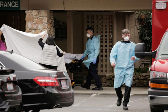 Các nhân viên y tế tại bang Washington đang xử lý một trường hợp nghi nhiễm Covid-19. Ảnh: Reuters.
