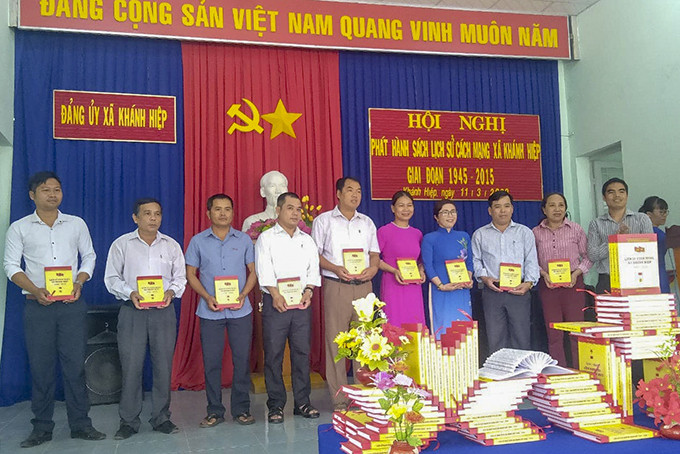 Trao tặng cuốn lịch sử Đảng bộ xã Khánh Hiệp  cho cán bộ, đảng viên địa phương.
