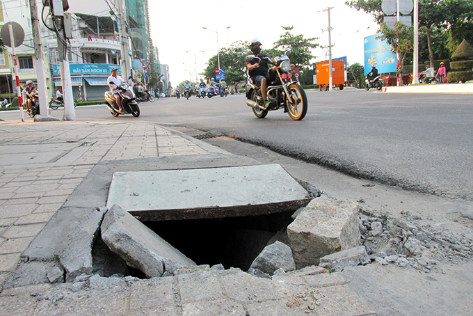 Hố trên vỉa hè