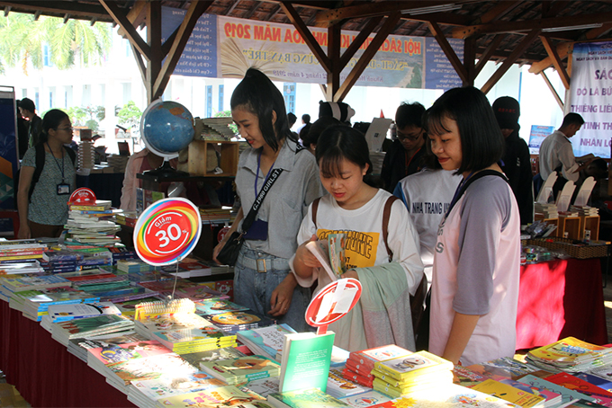 Readers at Khanh Hoa’s book fair 2019