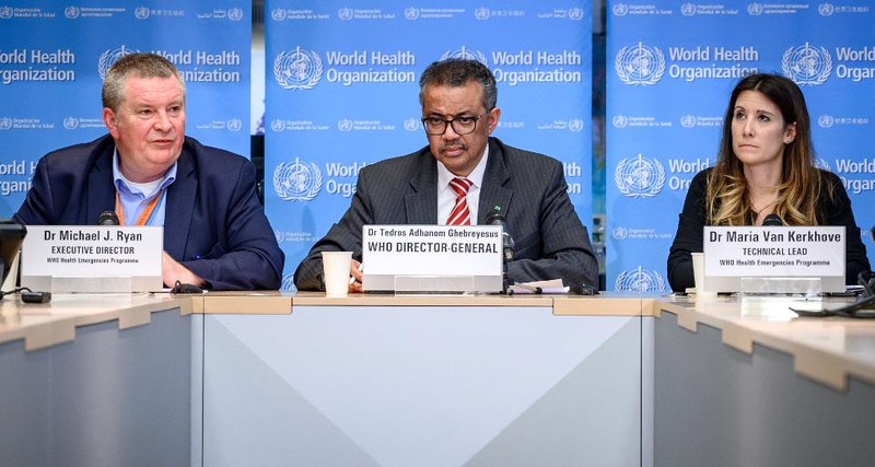 (Từ trái qua phải) Giám đốc Chương trình Y tế Khẩn cấp của WHO Michael Ryan, Tổng Giám đốc WHO Tedros Adhanom Ghebreyesus và bà Maria Van Kerkhove - trưởng nhóm kỹ thuật của chương trình khẩn cấp của WHO tại cuộc họp báo ở Geneva, Thụy Sĩ ngày 11/3/2020. Ảnh: AFP