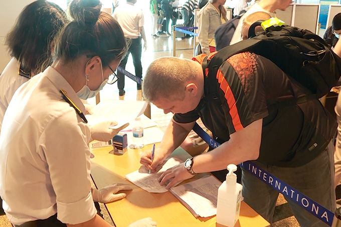 Hành khách làm tờ khai y tế tại Cảng hàng không quốc tế Cam Ranh.