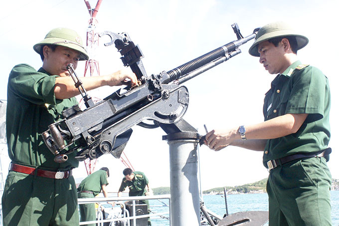 Lực lượng Bộ đội Biên phòng tỉnh kiểm tra, bảo dưỡng vũ khí trên tàu tuần tra.