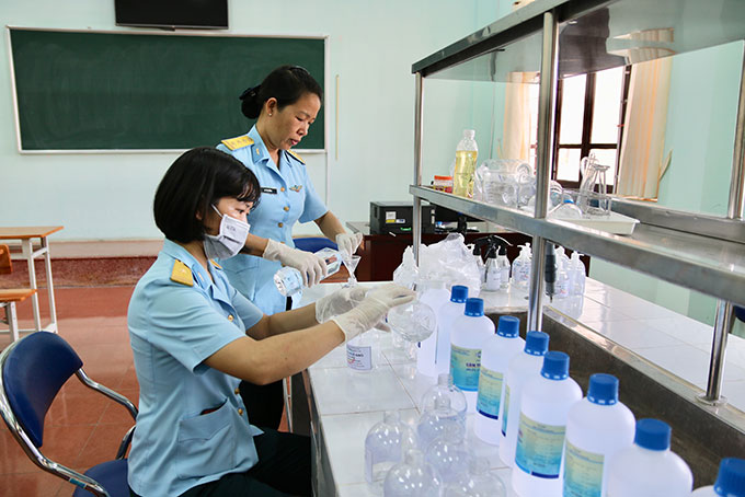 Phòng Hậu cần phối hợp với Khoa Cơ bản pha chế nước rửa tay khô  cấp phát cho cán bộ, học viên, chiến sĩ phòng, chống dịch.
