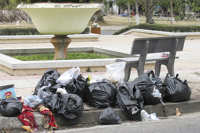 Xin đừng xả rác nơi công viên