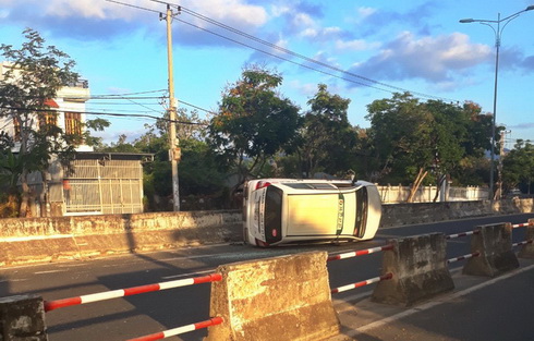 Taxi 7 chỗ lật nghiêng trên đại lộ Nguyễn Tất Thành