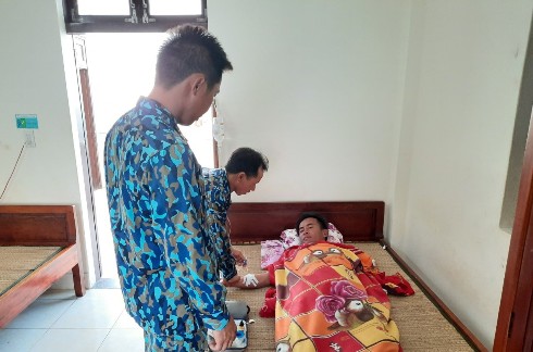 Quân y đảo Tiên Nữ cấp cứu 1 ngư dân Khánh Hòa bị nạn khi lặn biển