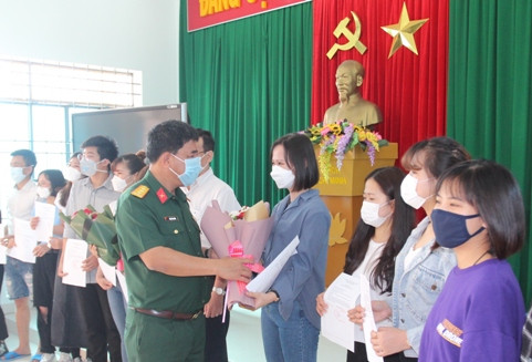 Thượng tá Trần Tấn Cường - Phó Chỉ huy trưởng Bộ CHQS tỉnh Khánh Hòa tặng hoa chúc mừng các công dân.