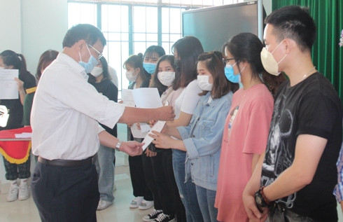Ông Nguyễn Đình Thoan - Phó Giám đốc Sở Y tế Khánh Hòa trao giấy xác nhận hoàn thành cách ly tập trung cho các công dân.