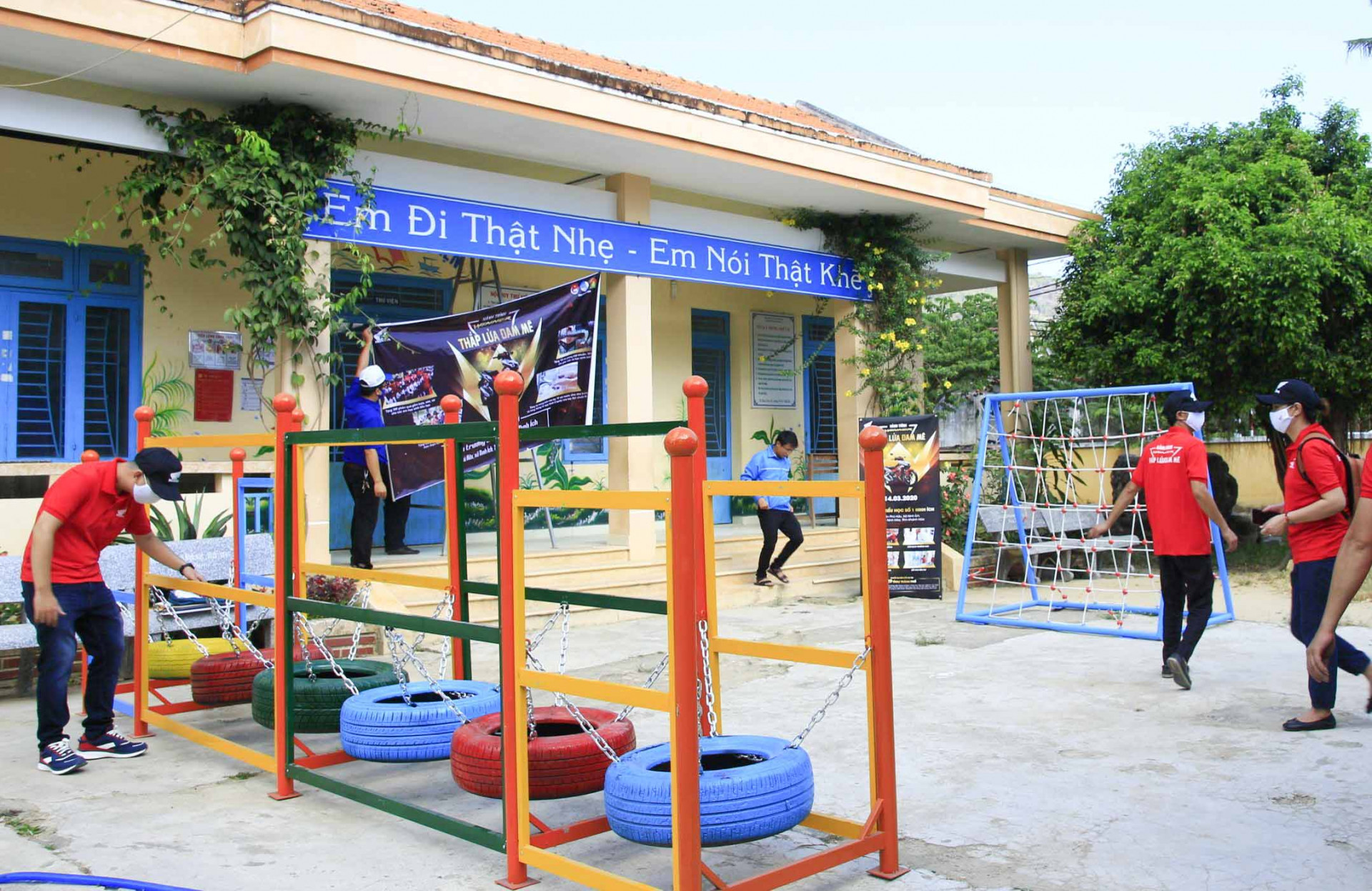 Sân chơi được lắp đặt phục vụ cho học sinh trường
