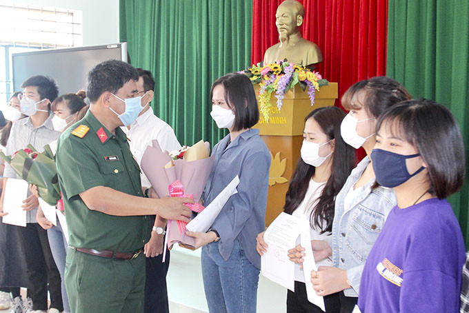 Thượng tá Trần Tấn Cường tặng hoa chúc mừng các công dân hoàn thành cách ly.