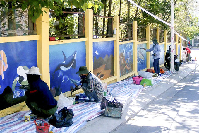 Độc đáo bức tường bích họa sinh vật biển