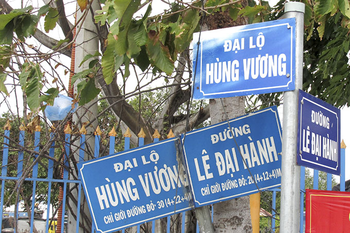 Thừa biển báo tên đường