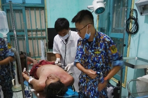 Bệnh xá đảo Sơn Ca cấp cứu 2 ngư dân gặp nạn