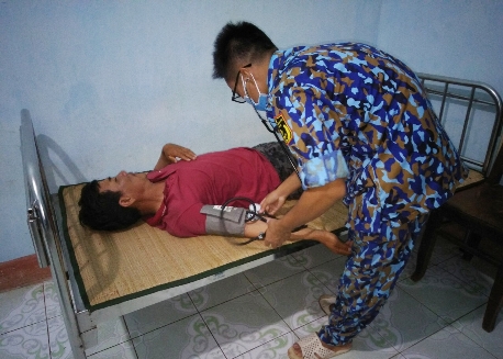 Quân y của đảo thăm khám cho bệnh Nguyễn Văn Thắng.