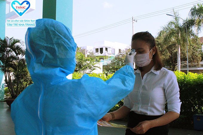 Người dân được đo thân nhiệt trước khi vào khám tại Bệnh viện Đa khoa Tâm Trí Nha Trang.