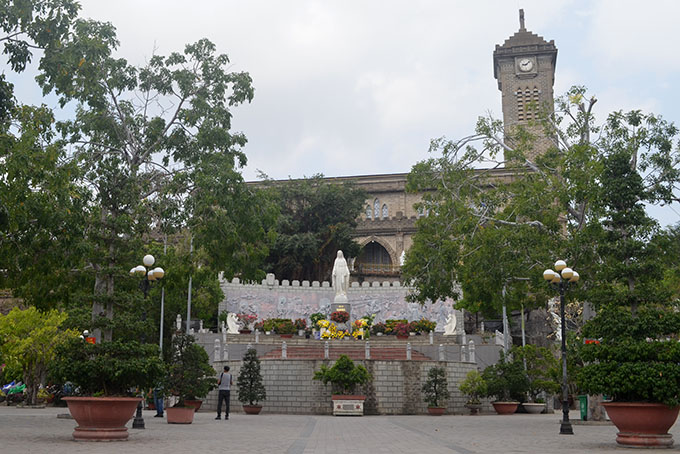 Nhà thờ Chánh tòa tạm ngưng đón khách du lịch