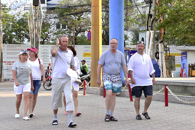 Hầu hết du khách Nga không đeo khẩu trang khi đi trên phố cũng như đến các nơi công cộng. Ảnh: XUÂN THÀNH