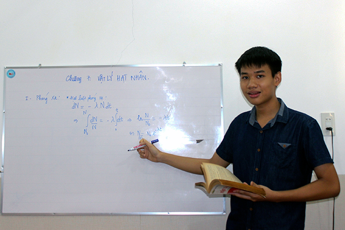 Lê Minh Khang thực hành dạy học.