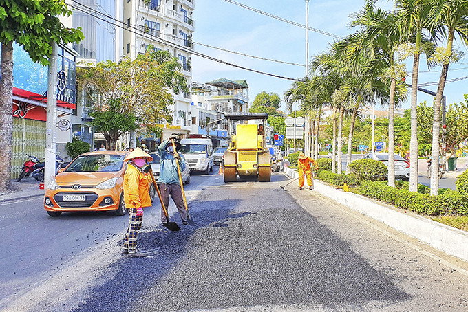 Sửa chữa đường Trần Phú (TP. Nha Trang).
