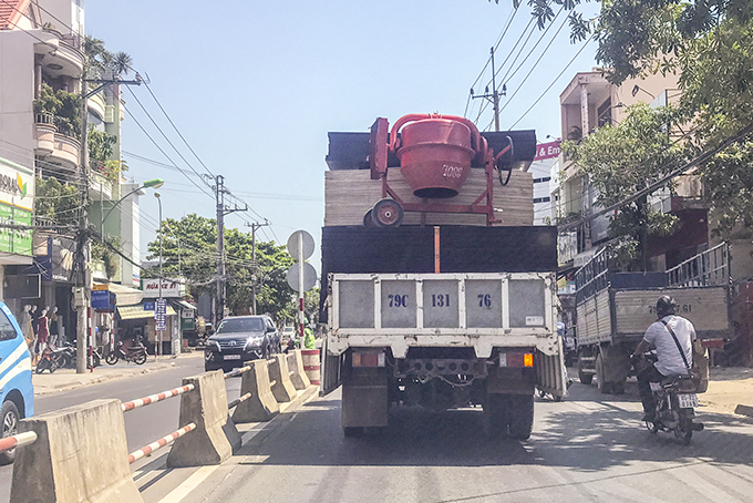 Xe tải chở hàng cồng kềnh nguy hiểm