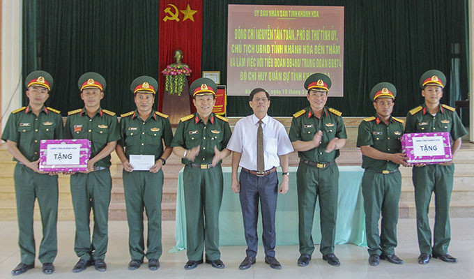 Ông Nguyễn Tấn Tuân tặng quà cho đơn vị.