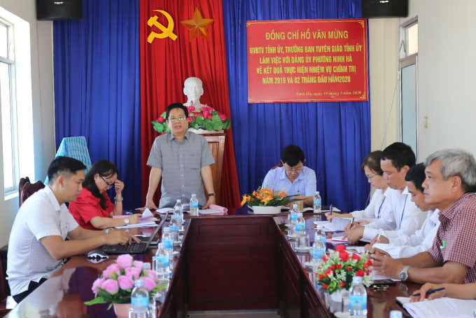 Đồng chí Hồ Văn Mừng làm việc với Đảng ủy phường Ninh Hà.