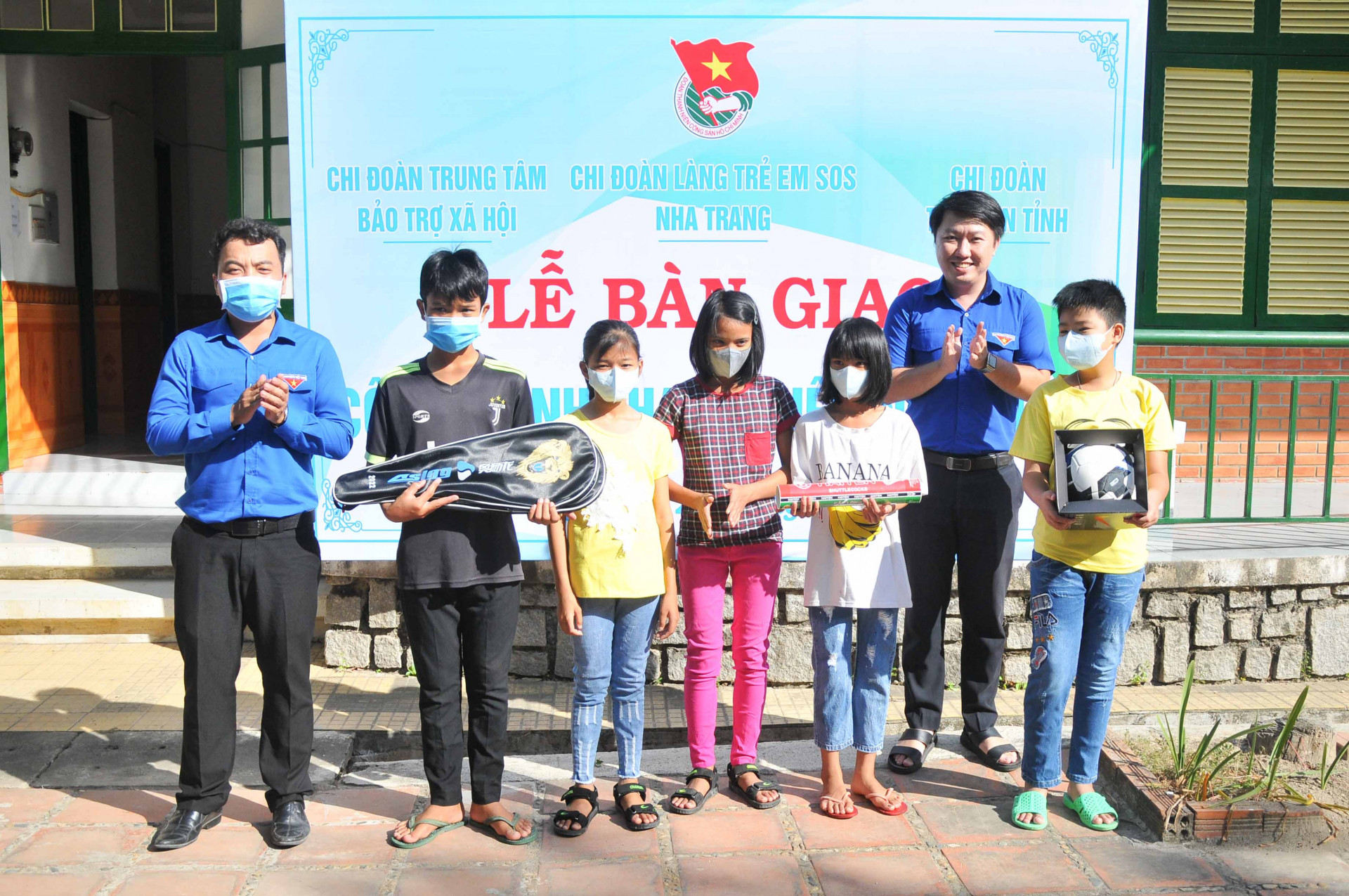 Các đơn vị trao dụng cụ thể thao cho thiếu nhi Làng trẻ em SOS Nha Trang