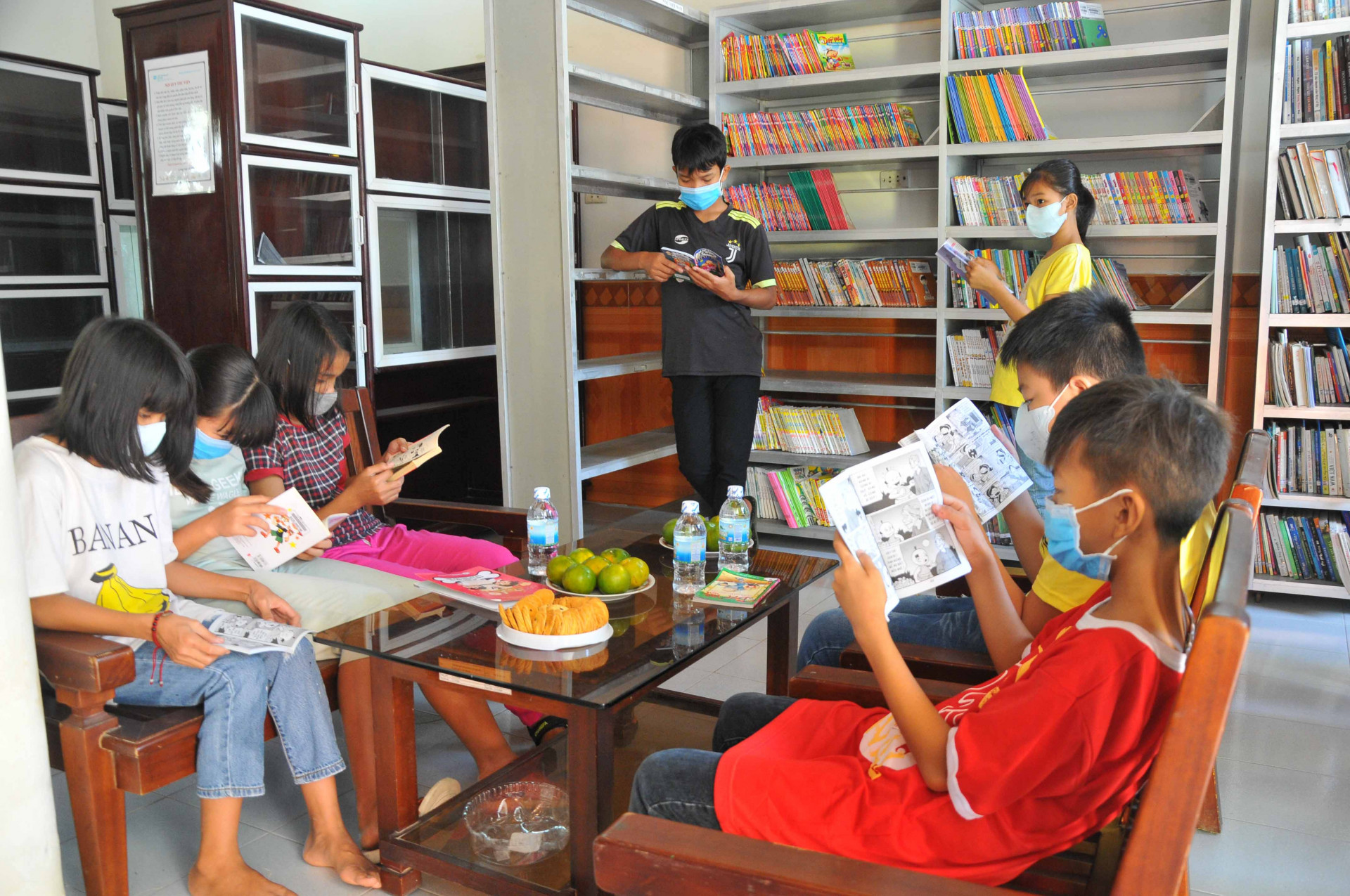 Kệ sách và sách do các đơn vị trao cho Làng trẻ em SOS Nha Trang