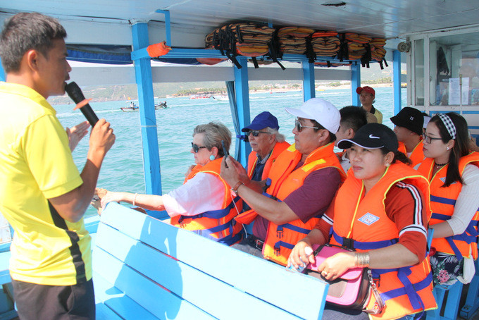  HDV du lịch hướng dẫn du khách đi tour tham quan vịnh Nha Trang