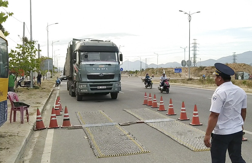 Xe được đưa vào trạm cân tải trọng lưu động trên đường Võ Nguyên Giáp.