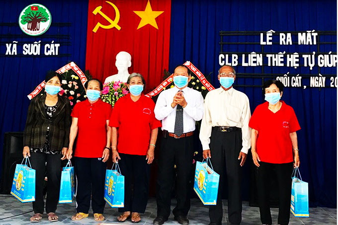 Ông Lê Xuân Hạnh - Trưởng Ban đại diện Hội Người cao tuổi tỉnh trao quà cho câu lạc bộ và các thành viên có hoàn cảnh khó khăn.