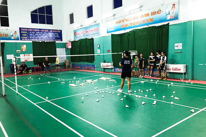 Children of Ninh Hoa Friendship Tennis Club practicing tennis at new tennis court 