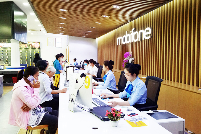 Khách hàng đăng ký thông tin thuê bao di động  tại một điểm giao dịch của MobiFone Khánh Hòa. (Ảnh minh họa) 