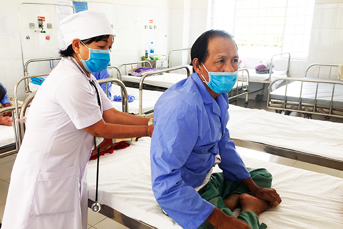  Khám cho bệnh nhân lao ở Bệnh viện Lao và Bệnh phổi tỉnh.