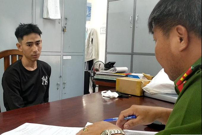 VIDEO: Thu giữ súng và hàng trăm viên thuốc lắc trong nhà nghi phạm ma túy