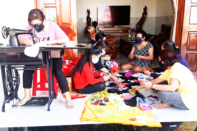 Những chiếc khẩu trang nghĩa tình