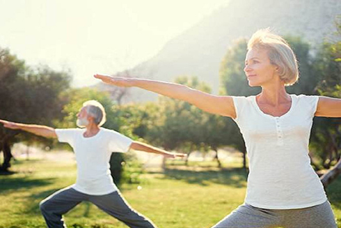 Tập yoga thường xuyên rất có lợi cho người trên 60 tuổi. Ảnh minh họa: Shutterstock