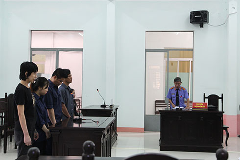 Điều tra lại vụ trộm tiền của khách massage