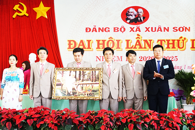 Đồng chí Võ Hoàn Hải chúc mừng Đại hội Đảng bộ xã Xuân Sơn lần thứ IX.