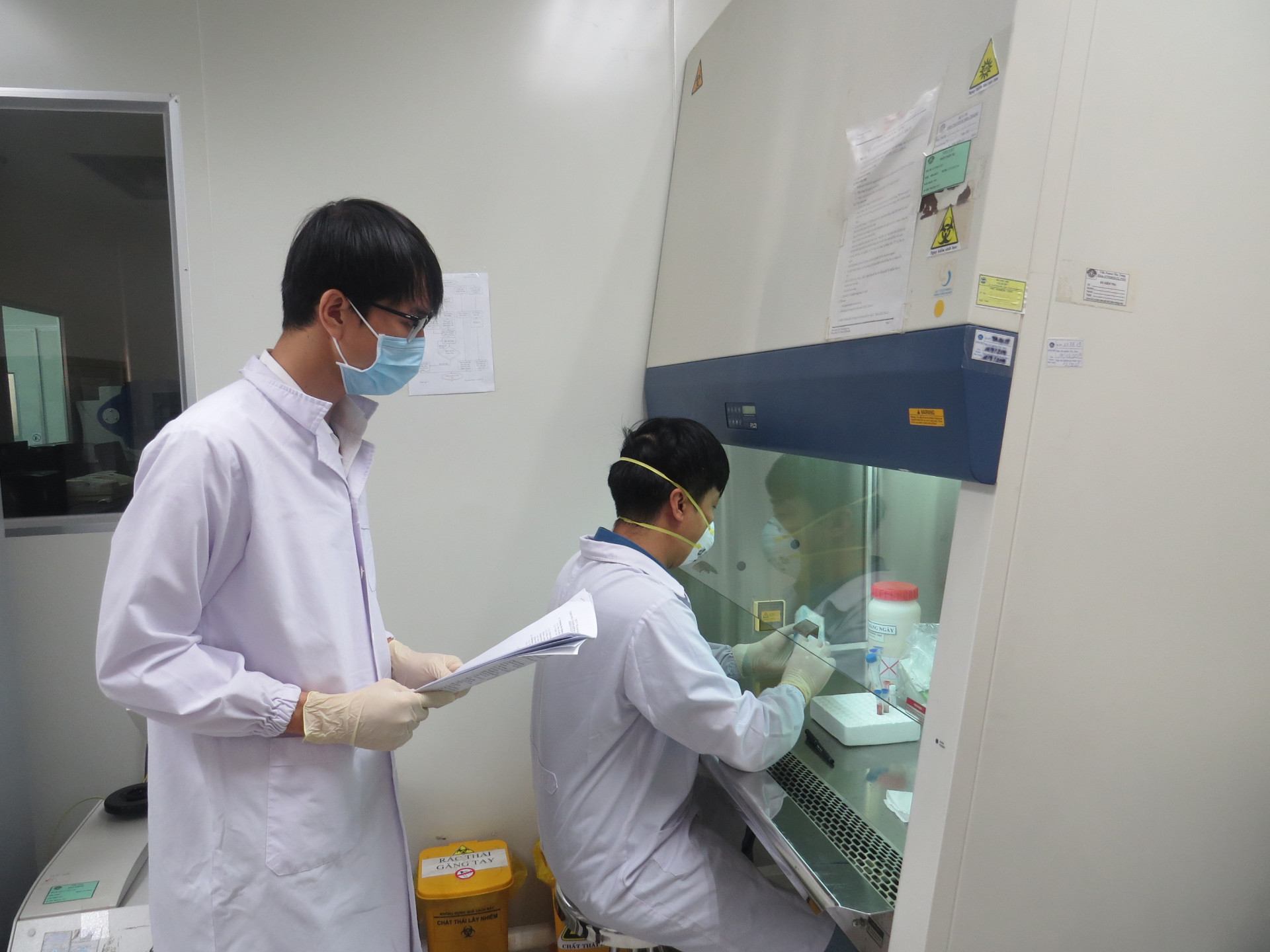 Cán bộ Viện Pasteur thực hiện một công đoạn  xét nghiệm vi rút Sars - CoV - 2 
