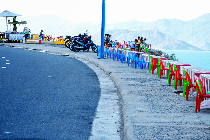 Chiếm lòng, lề đường Phạm Văn Đồng để mở hàng quán