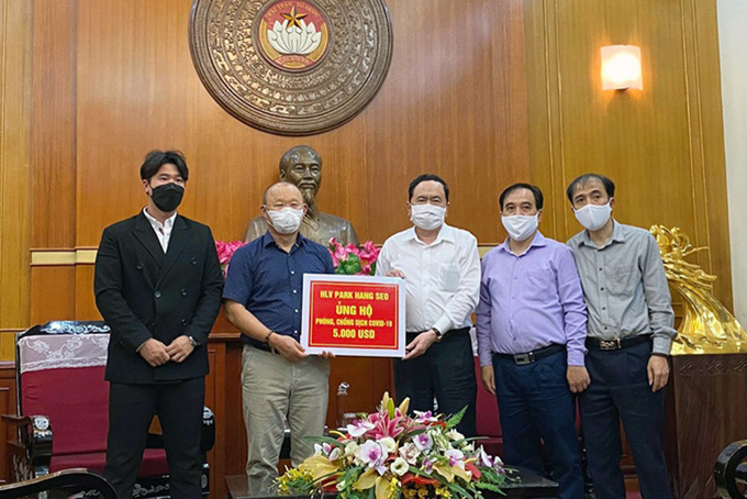 HLV Park Hang-seo ủng hộ 5.000 USD để phòng chống dịch Covid-19