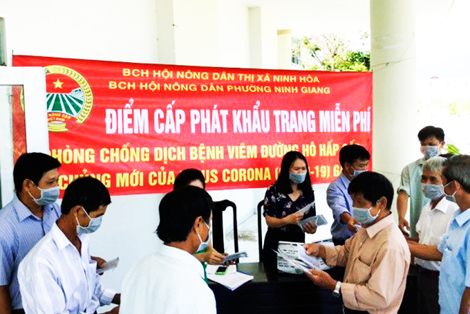 Hoạt động phát khẩu trang miễn phí do Hội Nông dân phường Ninh Giang, Ninh Hòa triển khai.