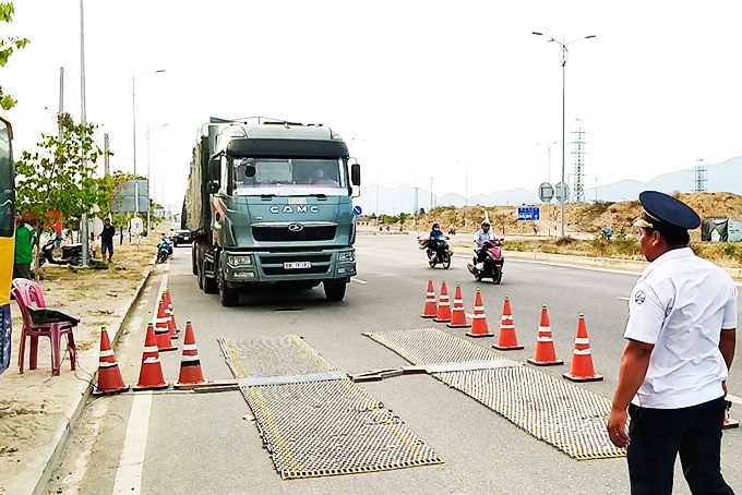 Cân tải trọng xe ô tô tại Trạm kiểm soát cân tải trọng lưu động  trên đường Võ Nguyên Giáp (Nha Trang).