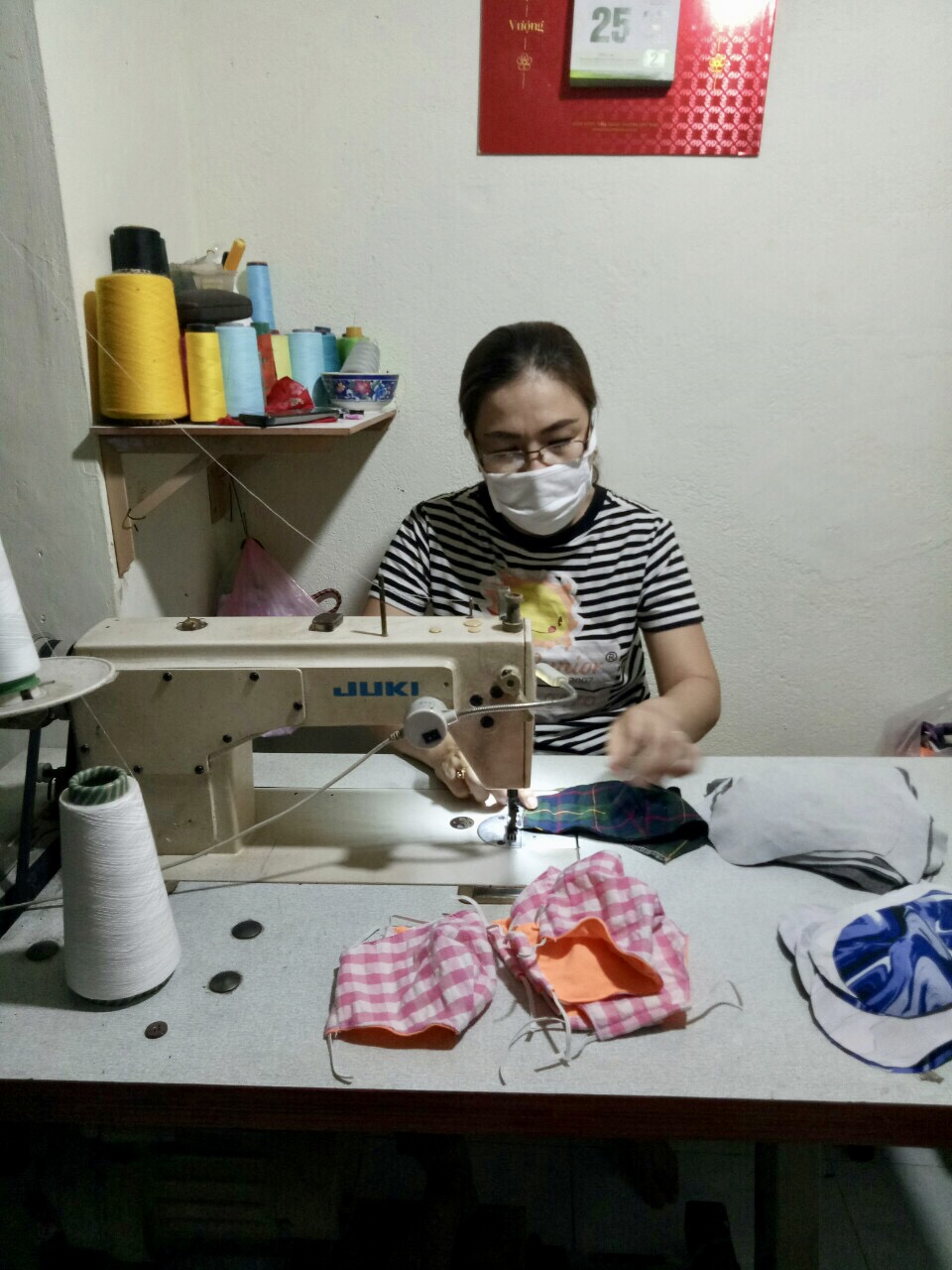 Tặng gần 600 chiếc khẩu trang vải cho người dân