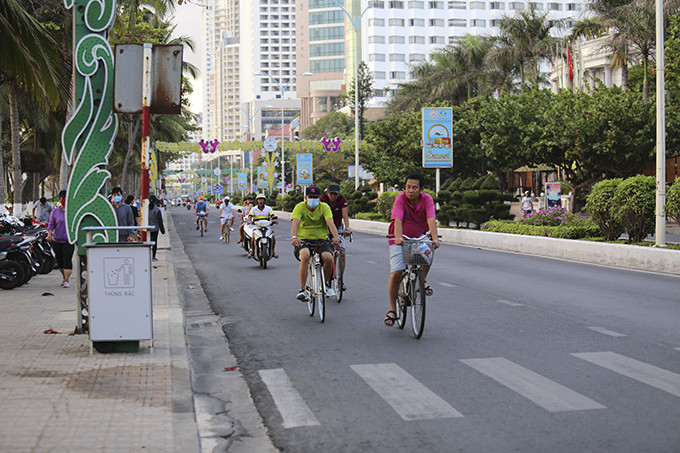 Riding bicycles on Tran Phu Street