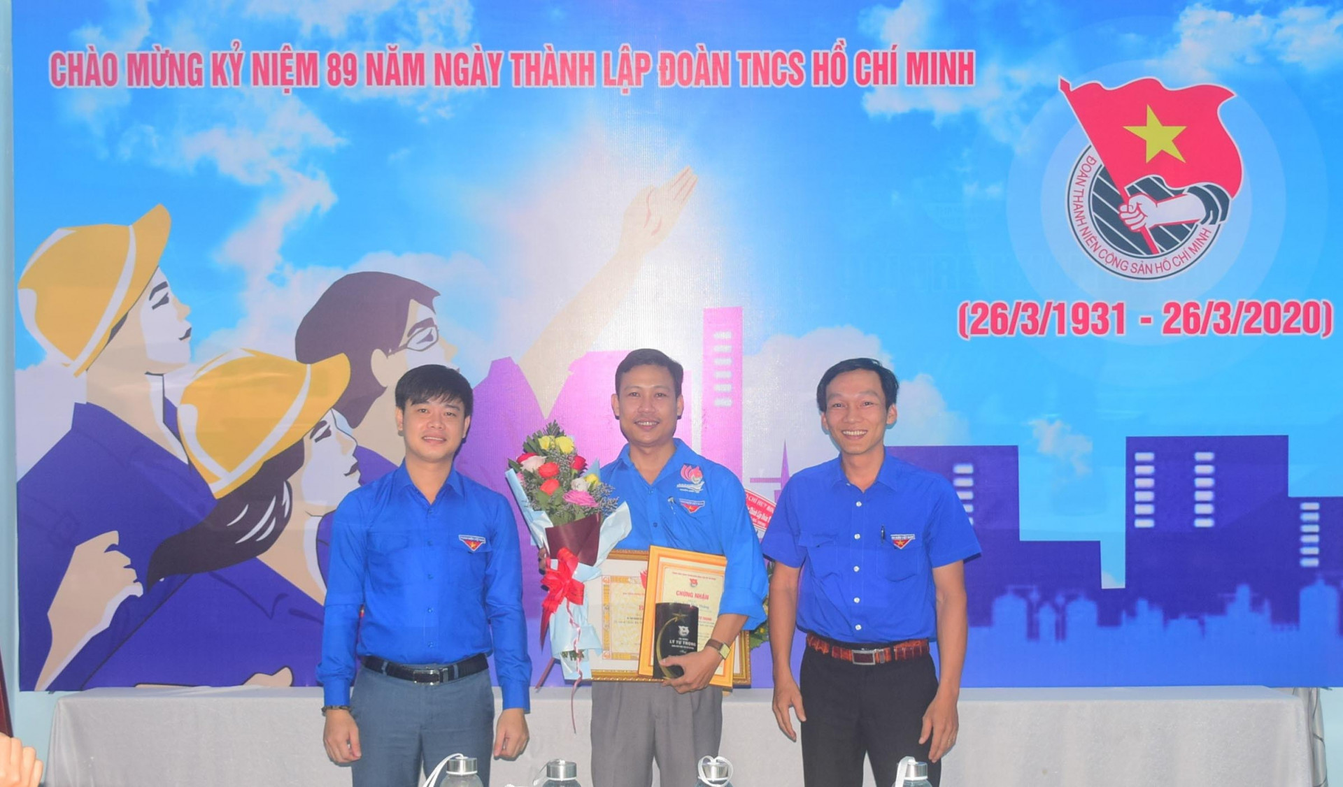 Lãnh đạo Tỉnh đoàn trao giải thưởng Lý Tự Trọng năm 2020 cho anh Hán Trần Duy Thắng 
