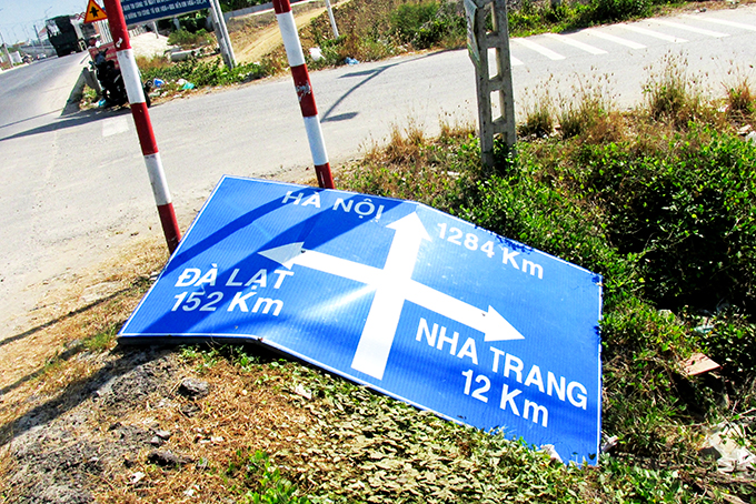 Cần lắp đặt lại biển báo giao thông