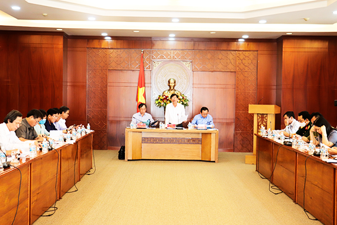 Ông  Nguyễn Tấn Tuân phát biểu tại cuộc họp.